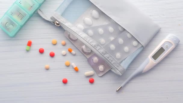 Pillole colorate, blister e contenitore sul tavolo — Video Stock