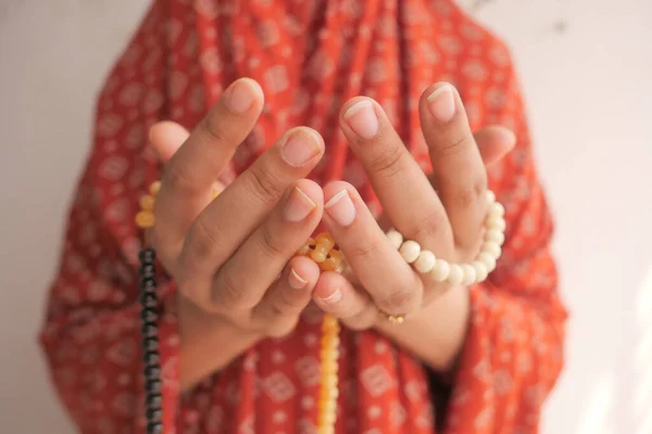 Ramazan 'da dua eden müslüman kadınlara yaklaş. — Stok fotoğraf