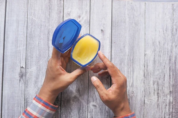 Petrol jölesi kullanan bir adamın üst görüntüsü 