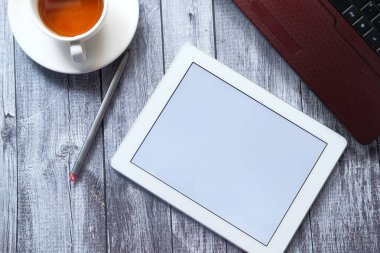 dijital tablet ve dizüstü bilgisayar ofis masası görünümünde 
