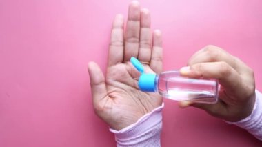 Kadınlar kopyalama alanı olan virüsü önlemek için dezenfektan jel kullanıyor 