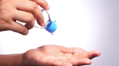  İnsan eli virüsü önlemek için dezenfektan jeli kullanıyor. 