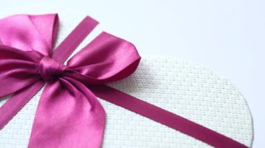 Beyaz arkaplanda açık kalp şekilli hediye kutusunun üst görünümü 