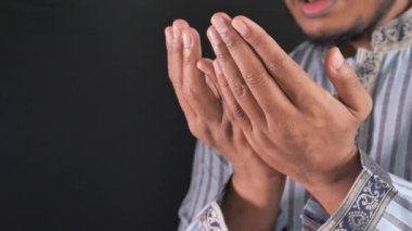 Ramazan 'da namaz kılan müslüman adam, kapat. 