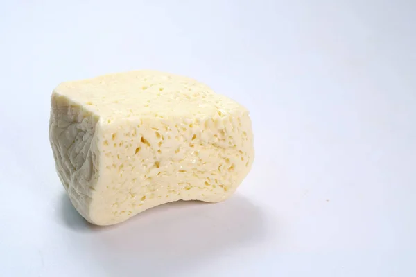 Beyaz arkaplandaki taze peyniri kapat. — Stok fotoğraf