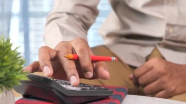 Hesap makinesi kullanarak insan elini kapat 