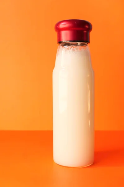 Gros plan de bouteille de lait sur fond orange — Photo