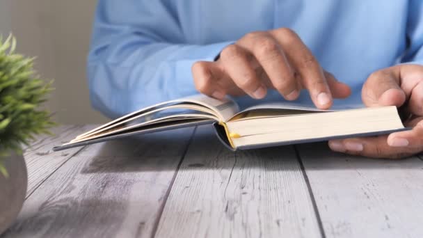 Muslimske mænd hånd læsning quran på bordet – Stock-video