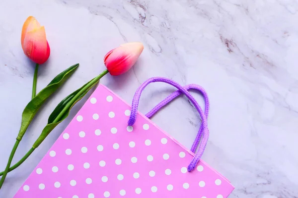 Vista superior de la caja de regalo de color rosa y flor en la mesa — Foto de Stock