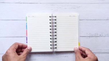 Günlüğün çağrı cihazını çeviren kadınların eline yakın çekim 