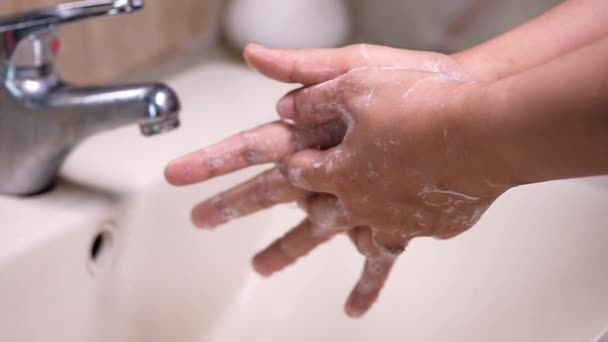 Wanita mencuci tangan dengan sabun air hangat — Stok Video