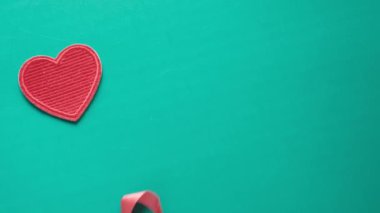 Erkekler yeşil arka plana kırmızı kurdele HIV koyuyorlar. 