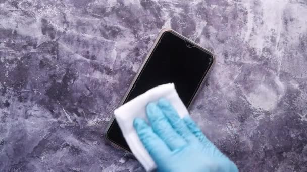 Man hand schoonmaken mobiele telefoon display. — Stockvideo