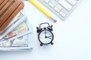 Masadaki cüzdandaki parayı kapat..