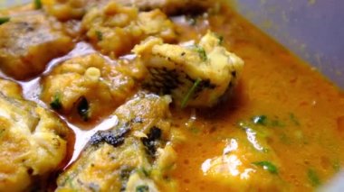 Ev yapımı Hint köri balığına yakın çekim