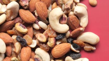 Bir sürü karışık fındığı kapat. 