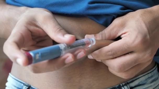 Mano joven usando pluma de insulina de cerca — Vídeos de Stock