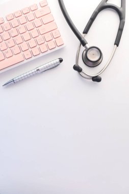 Masasında konteynır, klavye ve reçeteli doktorlar var..