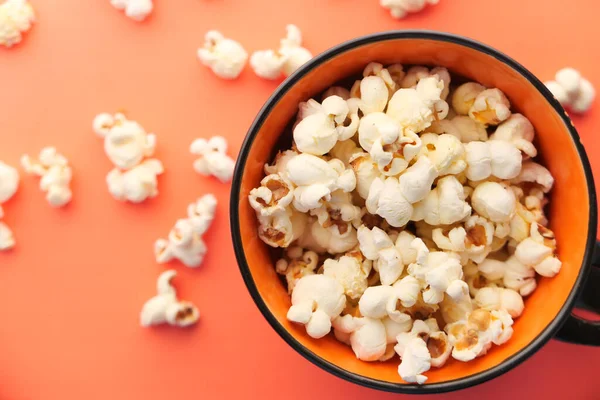 Popcorn v misce na oranžovém pozadí horní pohled — Stock fotografie