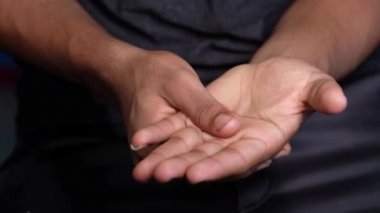 Acı çeken adam yaklaş. 