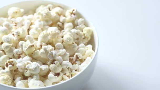 Popcorn in een kom op houten bureau — Stockvideo