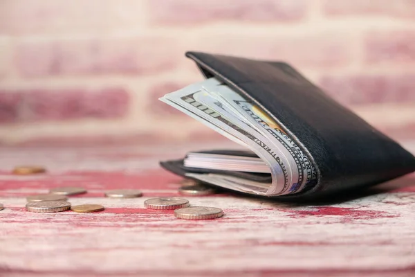 Primer plano de dinero en efectivo en la cartera en la mesa. — Foto de Stock
