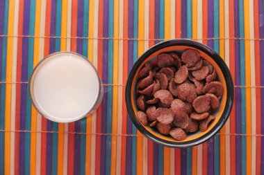 Masadaki kasede çikolatalı kahvaltı gevreği..