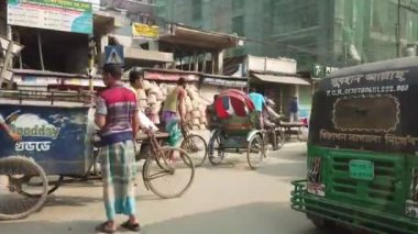 İnsanlar ve trafik kalabalık şehir sokaklarında bir arabadan hareket ediyor .