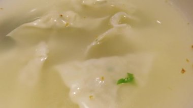 Masadaki kasede köfte çorbası. Yakın plan..