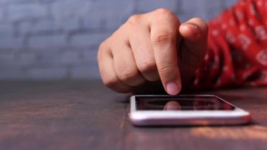 Akıllı telefonları tutan kadınların yakın çekimleri. 