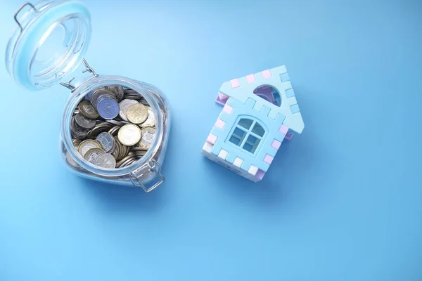 Das Konzept der Finanzierung mit Stapel von Münzen und Haus auf dem Tisch — Stockfoto