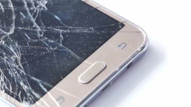  Kırık akıllı telefonu beyaz arkaplanda kapat 