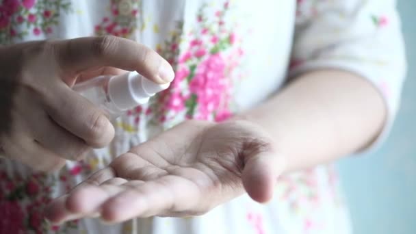 Las mujeres mano usando gel desinfectante para prevenir virus con espacio de copia — Vídeos de Stock