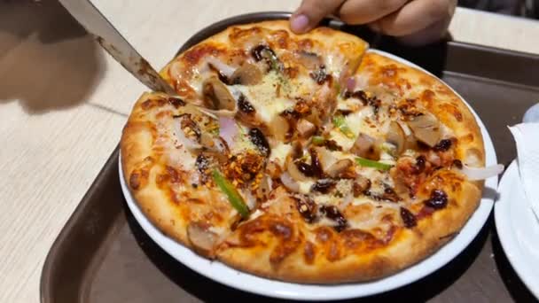 Felie de pizza cu brânză pe o farfurie pe masă de lemn . — Videoclip de stoc