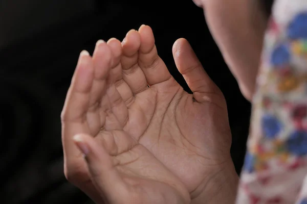 Nahaufnahme muslimischer Frauen beim Gebet am Ramadan — Stockfoto