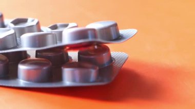 Turuncu arkaplandaki su toplayıcılarını kapat 