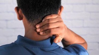 Evde boyun ya da omuz ağrısı çeken bir adam var..