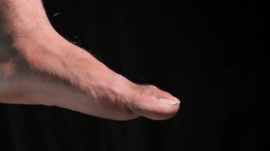 Ayakları ağrıyan genç adama yaklaş. 