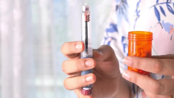 Nők kezében inzulin injekciós tollak és tablettatartály — Stock videók