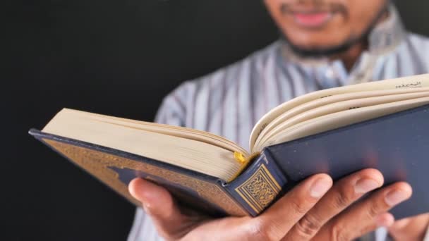 Μουσουλμάνοι άνδρες χέρι ανάγνωση quran τη νύχτα — Αρχείο Βίντεο