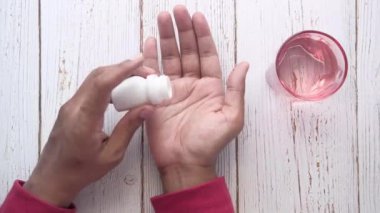 İnsan elinin ilacını içmesine az kaldı. 