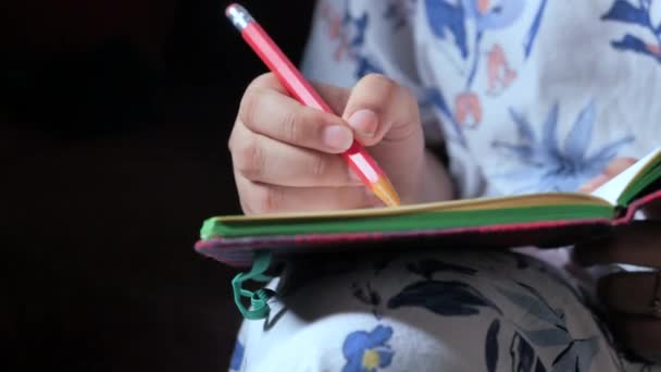 Primo piano delle donne scrittura a mano su blocco note. — Video Stock