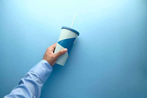 рука, держащая многоразовую чашку эко-кофе крупным планом 