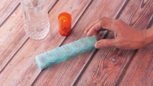 Top view vezető kezek gyógyszert szed egy tabletta doboz — Stock videók
