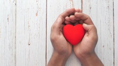  Kalbi beyaz arka planda olan bir adam. Sağlığa dikkat etme kavramı 