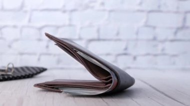 Masadaki cüzdandaki parayı kapat..