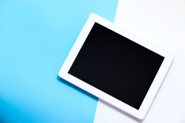 Renk arkaplanı üzerindeki dijital tabletin üst görünümü 