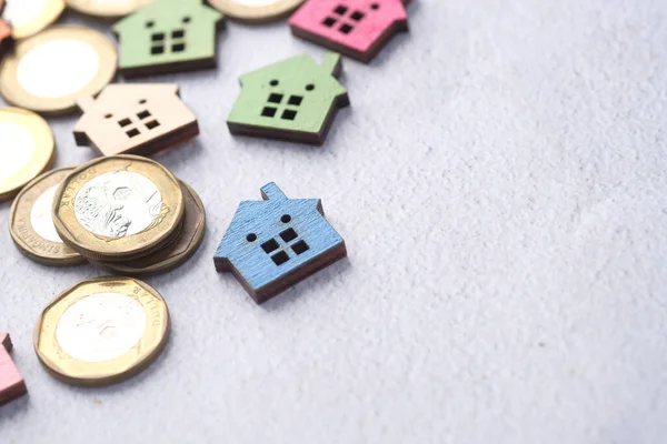 El concepto de concepto financiero con pila de monedas y casa sobre mesa —  Fotos de Stock