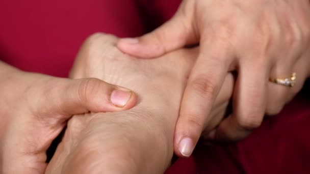 Close-up op vrouwen voeten en hand massage op letsel plek. — Stockvideo