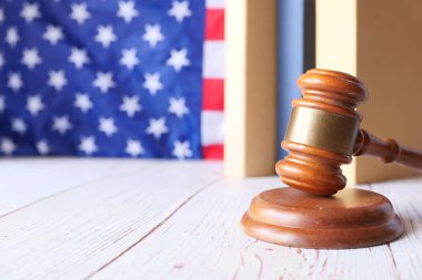 Amerikan bayrağına karşı tokmak ve kitabın yakın çekimi 